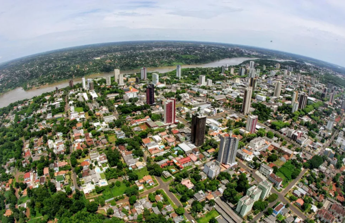 Foto aérea mostra parte da cidade de Foz do Iguaçu.