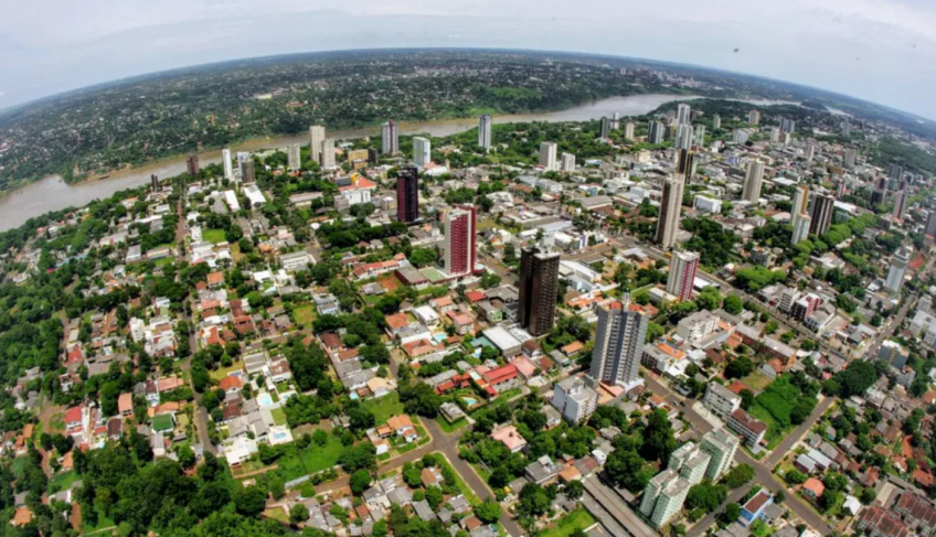 Foto aérea mostra parte da cidade de Foz do Iguaçu.