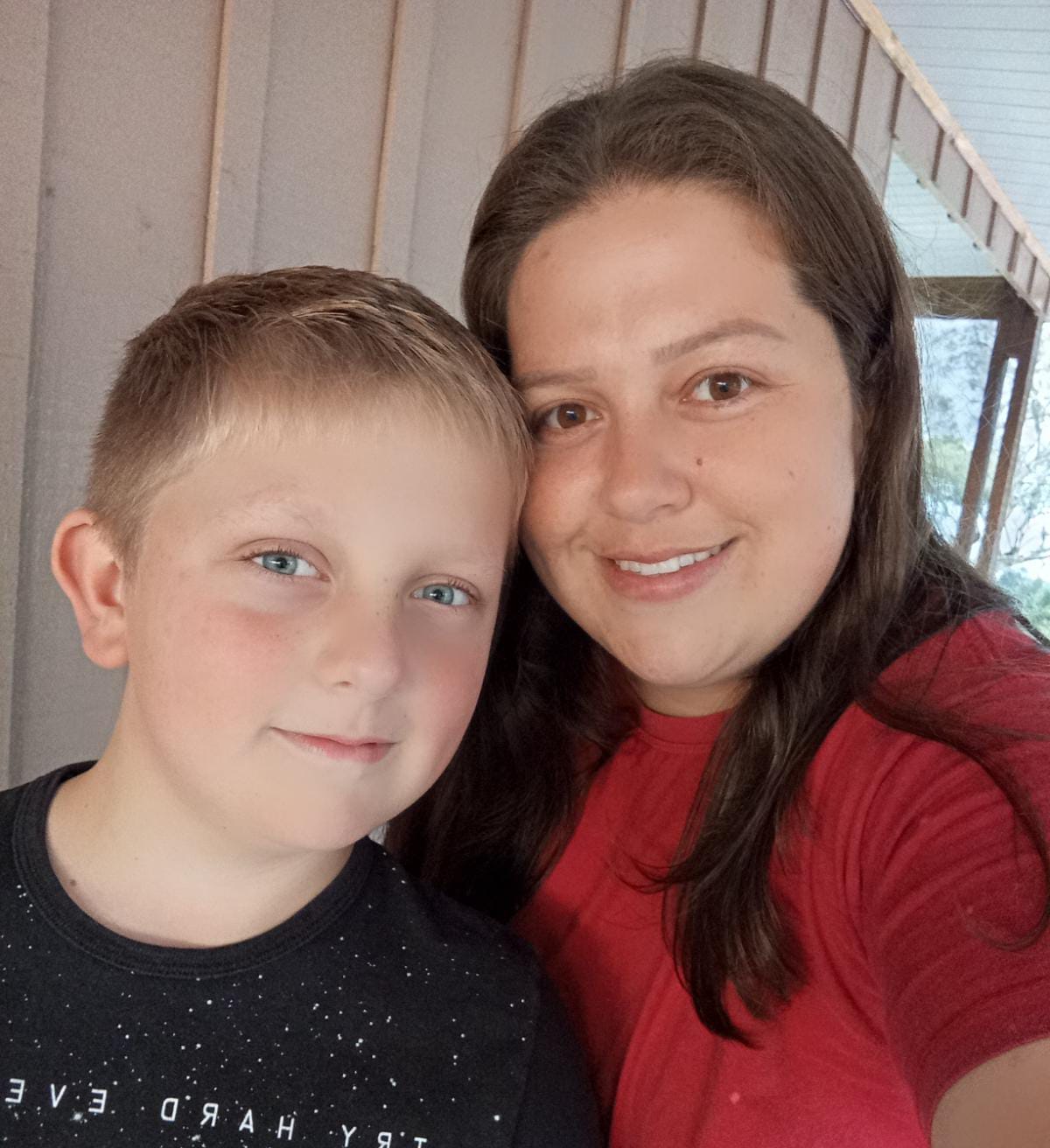 Letícia dos Santos Nalepa com o filho, Miguel Nalepa