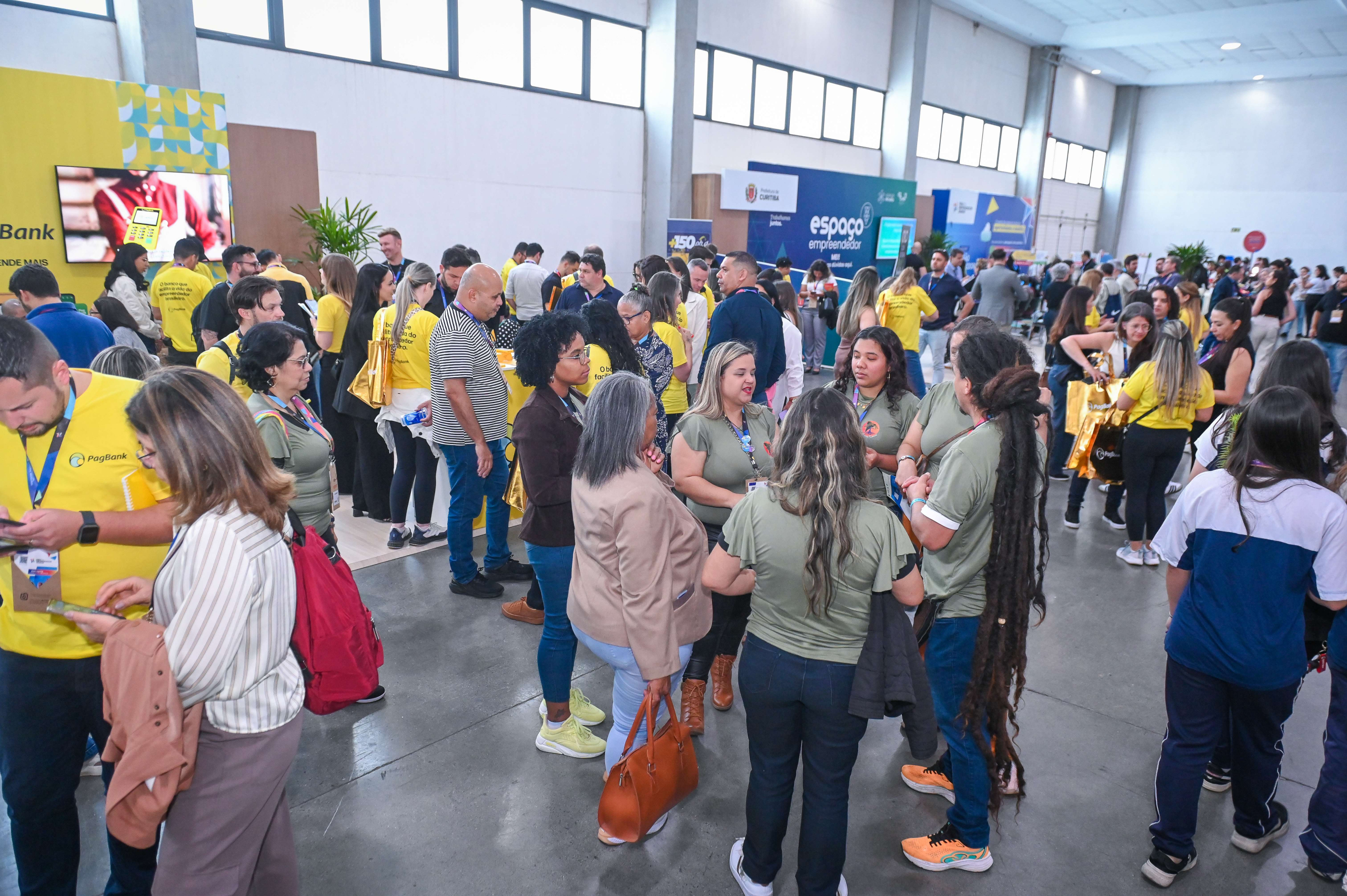 Empreendedores e visitantes participam da Feira do Empreendedor Sebrae em Curitiba.