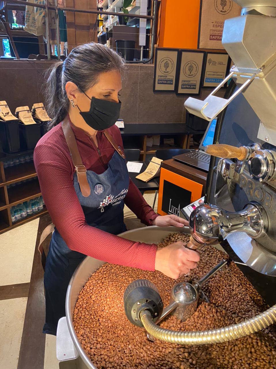 Georgia Franco Souza, do Lucca Café, de Curitiba, comemora os resultados da campanha