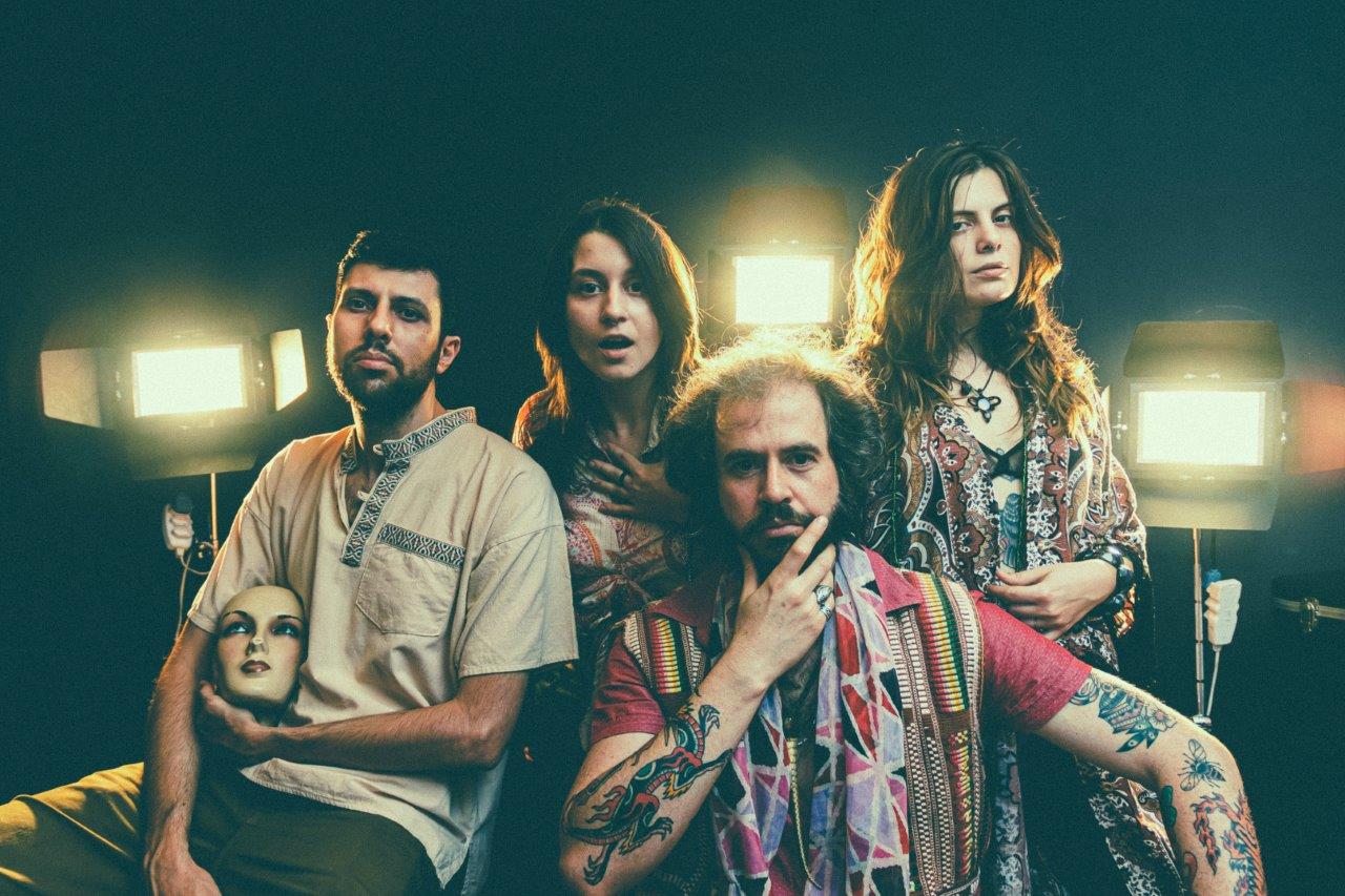 M&uacute;sica No Land for Young Folks foi a escolhida para o primeiro videoclipe