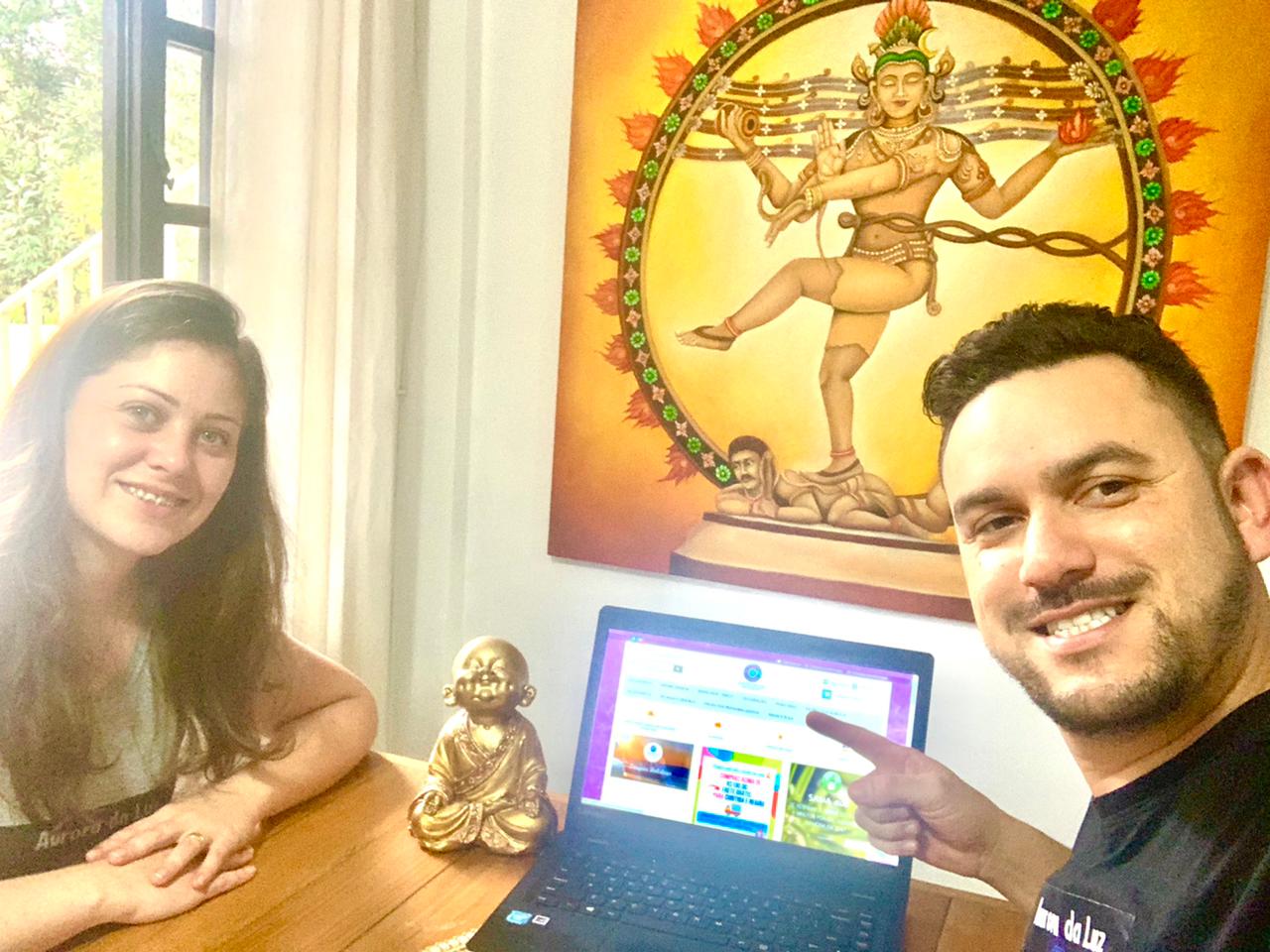 Saulo Leite e a esposa, Camila, abriram um negócio de produtos esotéricos e terapia holística 