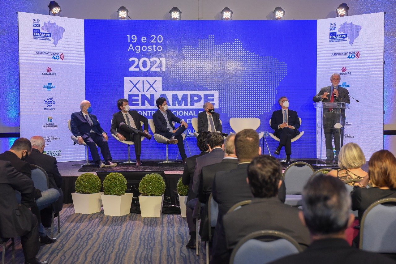 Presidente Melles na sua apresenta&ccedil;&atilde;o durante o XIX Enampe, em Curitiba