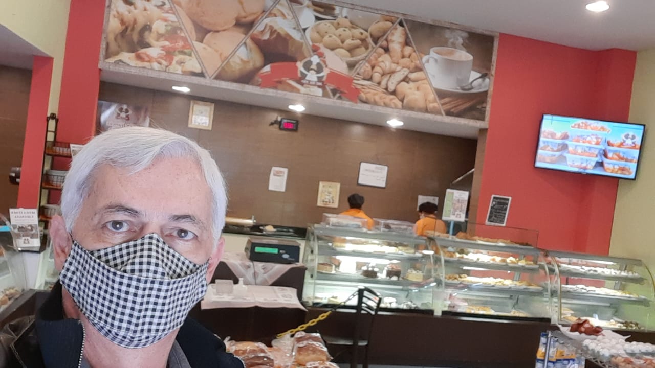 Propriet&aacute;rio da padaria Mister P&atilde;o, Vilson Borgman, preparou o espa&ccedil;o