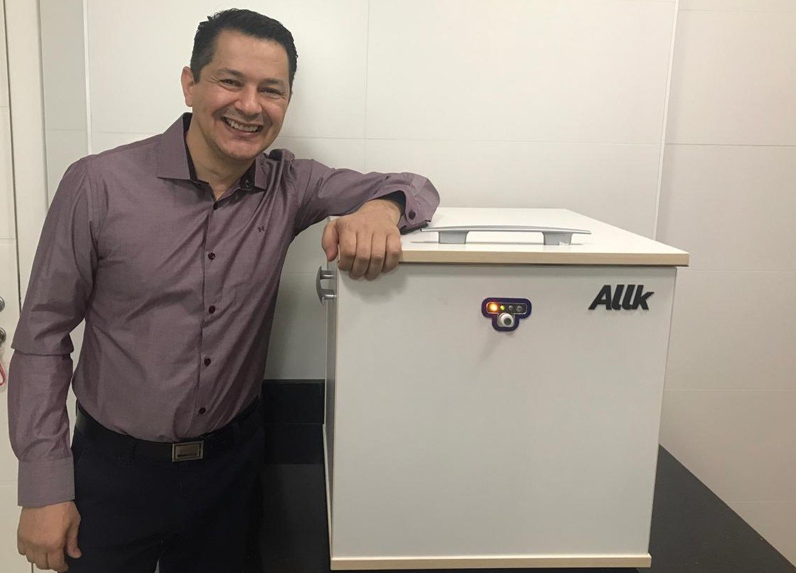 Aleksandro Montanha, diretor da Allk, com o produto inovador