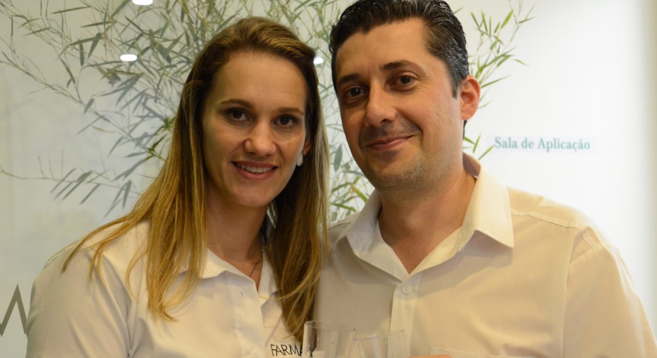 Os s&oacute;cios-propriet&aacute;rios da Farmabin, Tirciana Bini e Luiz Antonio Fornazari Bini, buscaram ajuda do Sebrae para implementar mudan&ccedil;as na empresa durante a pandemia