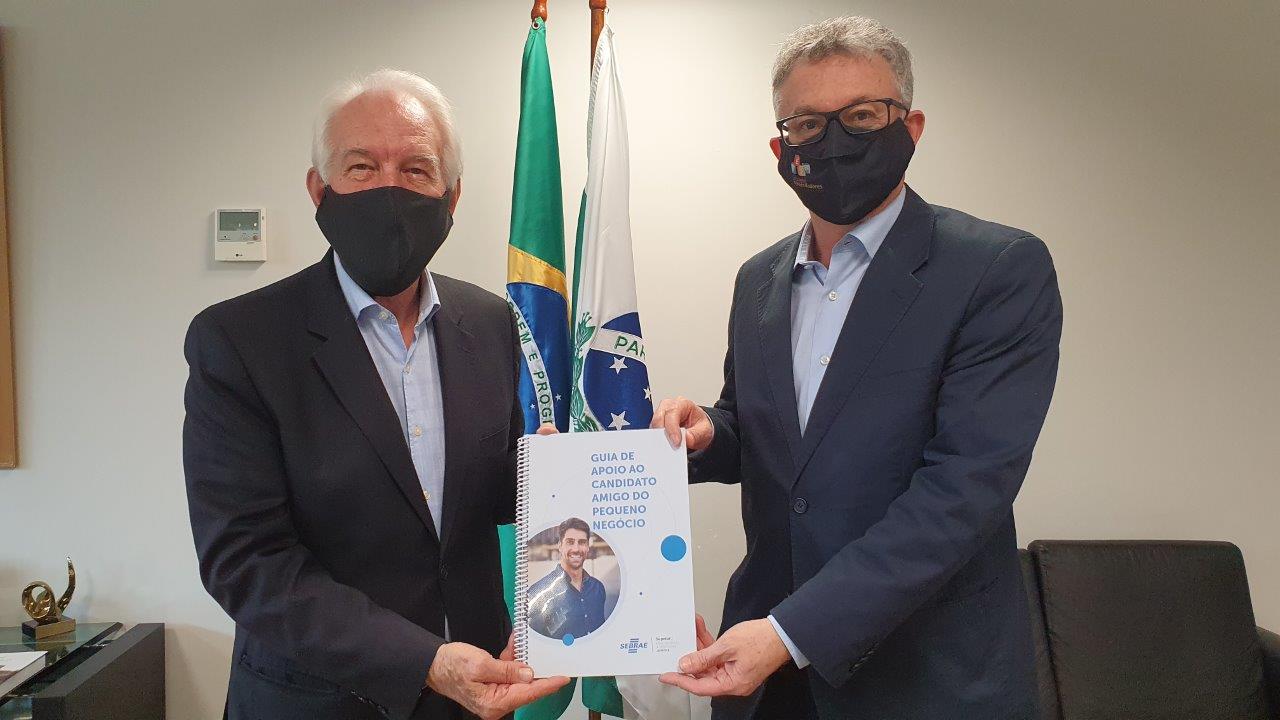 Darci Piana recebe o Guia do diretor-superintendente do Sebrae/PR, Vitor Roberto Tioqueta