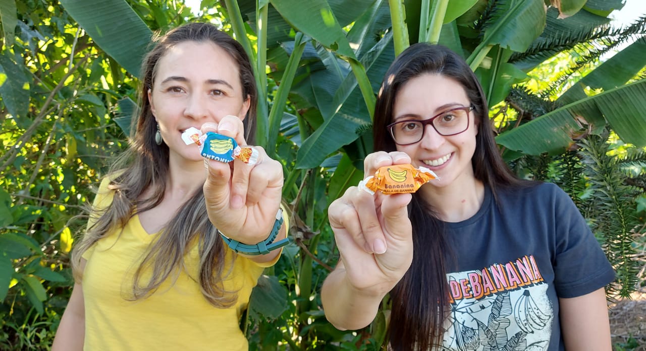 As empres&aacute;rias Rafaela Takasaki Correa e B&aacute;rbara Krenk comemoram a obten&ccedil;&atilde;o do registro de IG