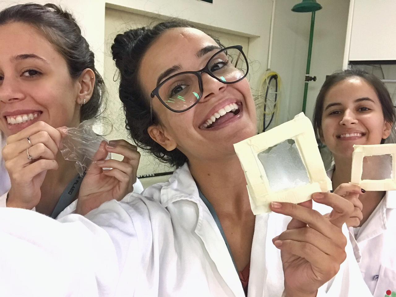 Antes da pandemia, acad&ecirc;micas se reuniam com frequ&ecirc;ncia nos laborat&oacute;rios para pesquisas, testes e aprofundar estudos 