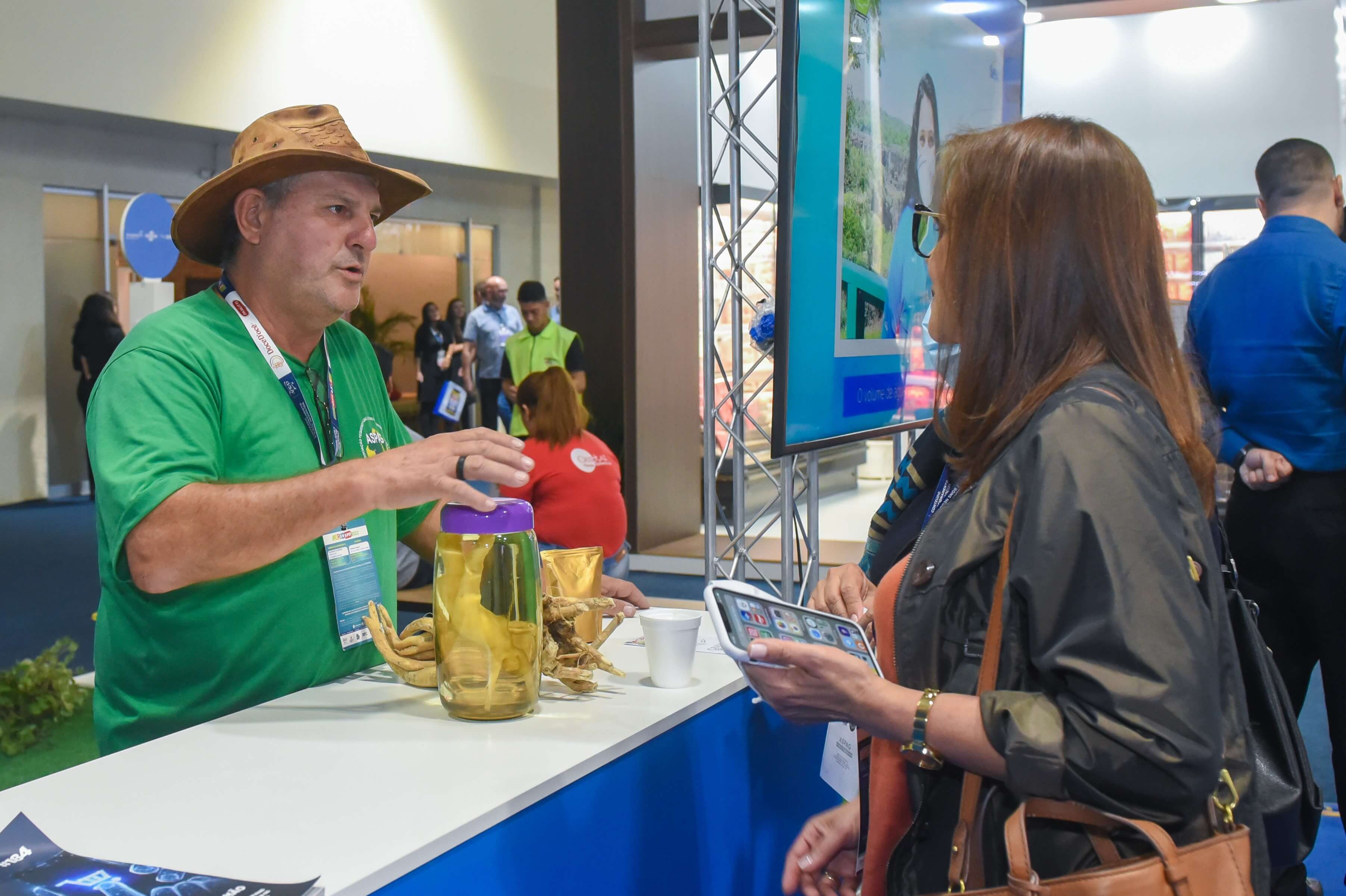 O produtor de ginseng Misael apresentando produtos durante a Mercosuper 