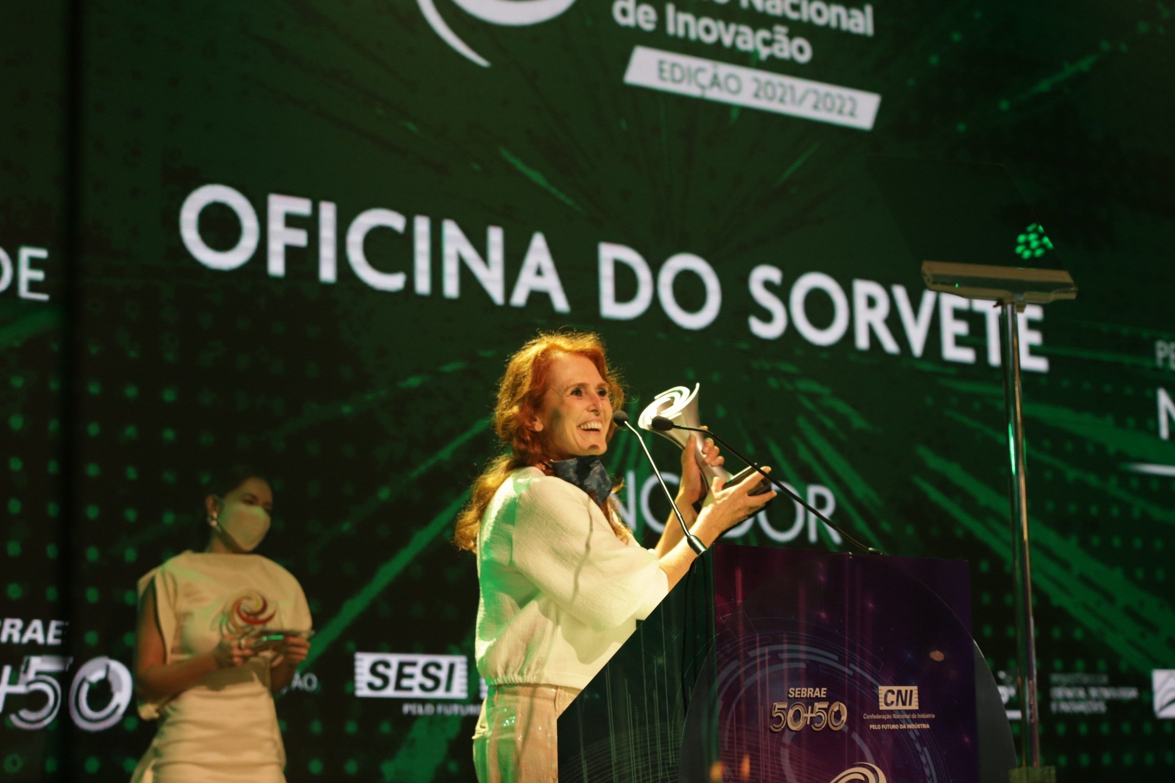 Maria Cristina comemora a conquista do primeiro lugar no palco do PNI
