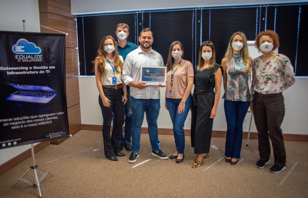 Alexandre Santos (com o certificado), recebe equipe do Minist&eacute;rio e do Sebrae na Equalize IT Solu&ccedil;&otilde;es