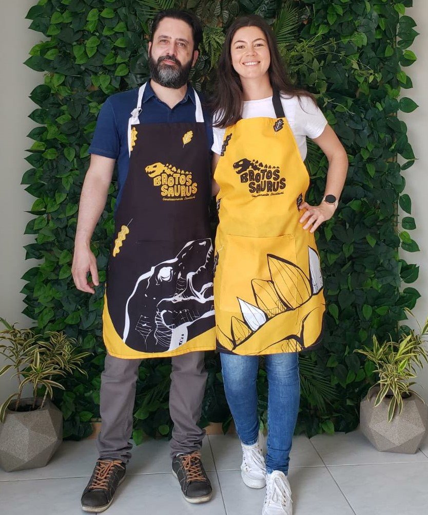 Os sócios da Brotossaurus, Ubiraci Pereira Messias Junior e Fernanda Poruchenski apostam na venda por delivery para manter o negócio
