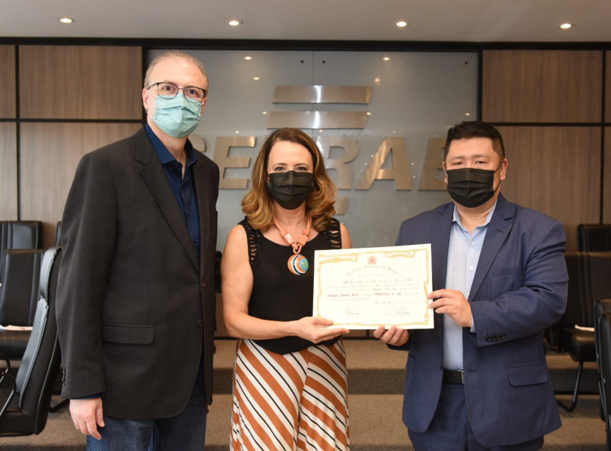 Diretor de Opera&ccedil;&otilde;es do Sebrae/PR, Julio Agostini, a consultora, Fernanda Pesarini, e o vereador, Nori Seto durante entrega do Pr&ecirc;mio 