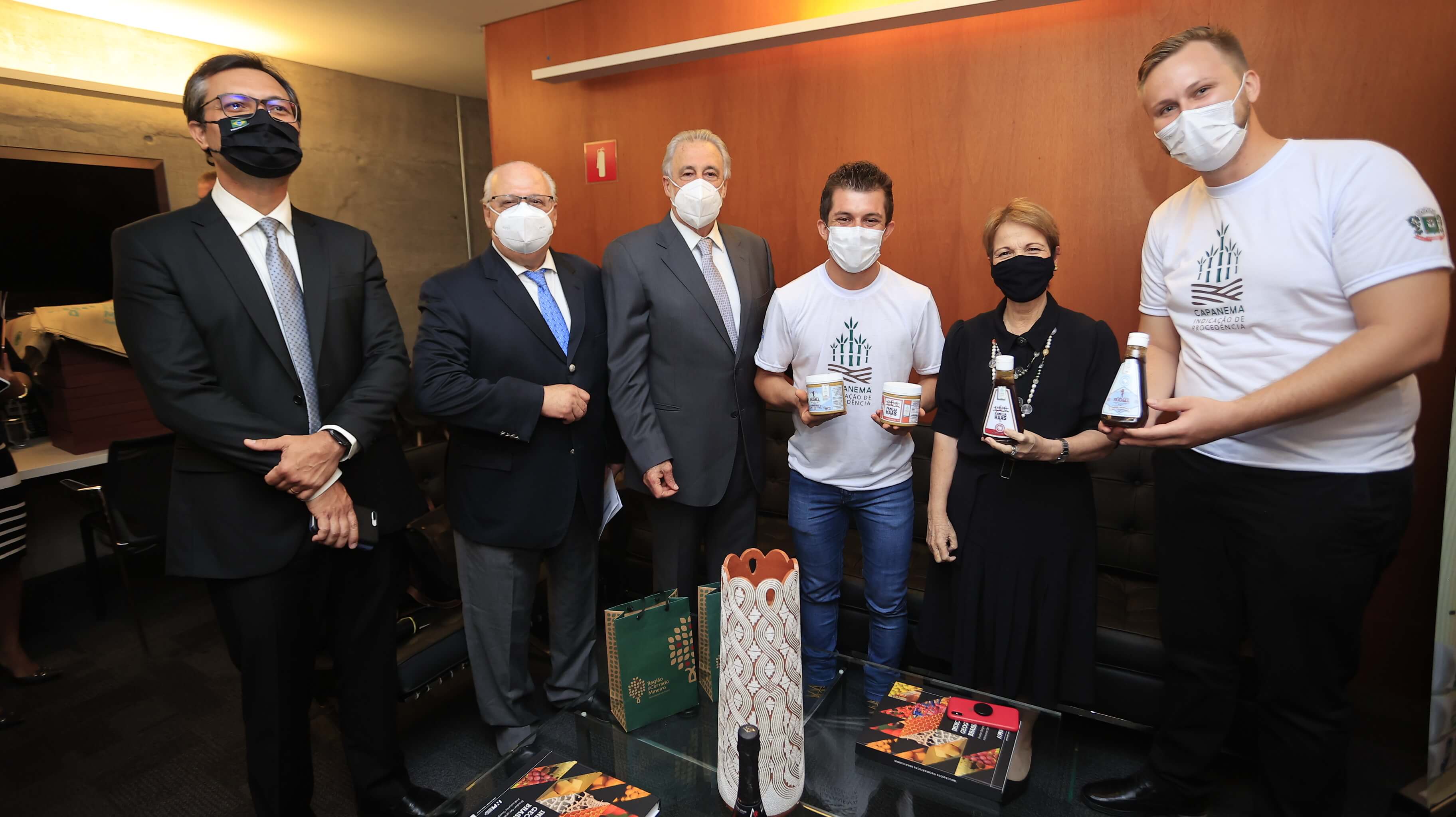 Produtor Rodrigo Daniel Hass e o secret&aacute;rio de Turismo de Capanema, Alecxandro Noll, entregam o melado de Capanema para o secret&aacute;rio Bruno Portela; para o presidente do INPI, Cl&aacute;udio Furtado, para o presidente do Sebrae, Carlos Melles e para a ministra Tereza Cristina. 