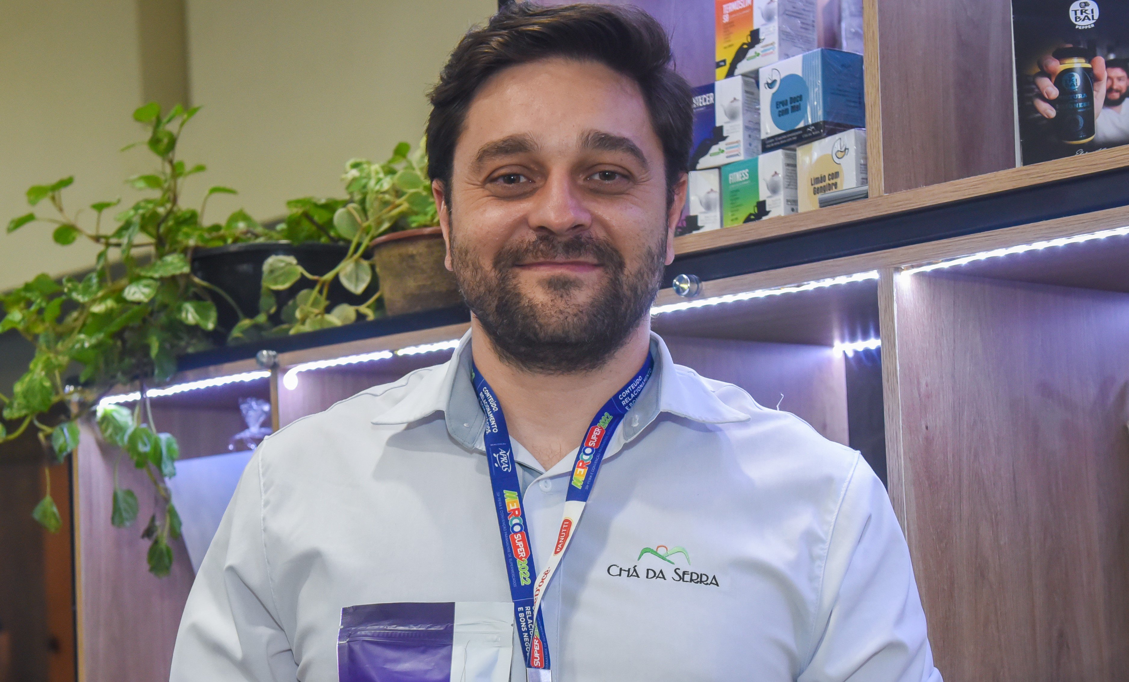 André Rosseto conta que as misturas prontas e harmonizadas só precisam ser adicionadas ao Gin