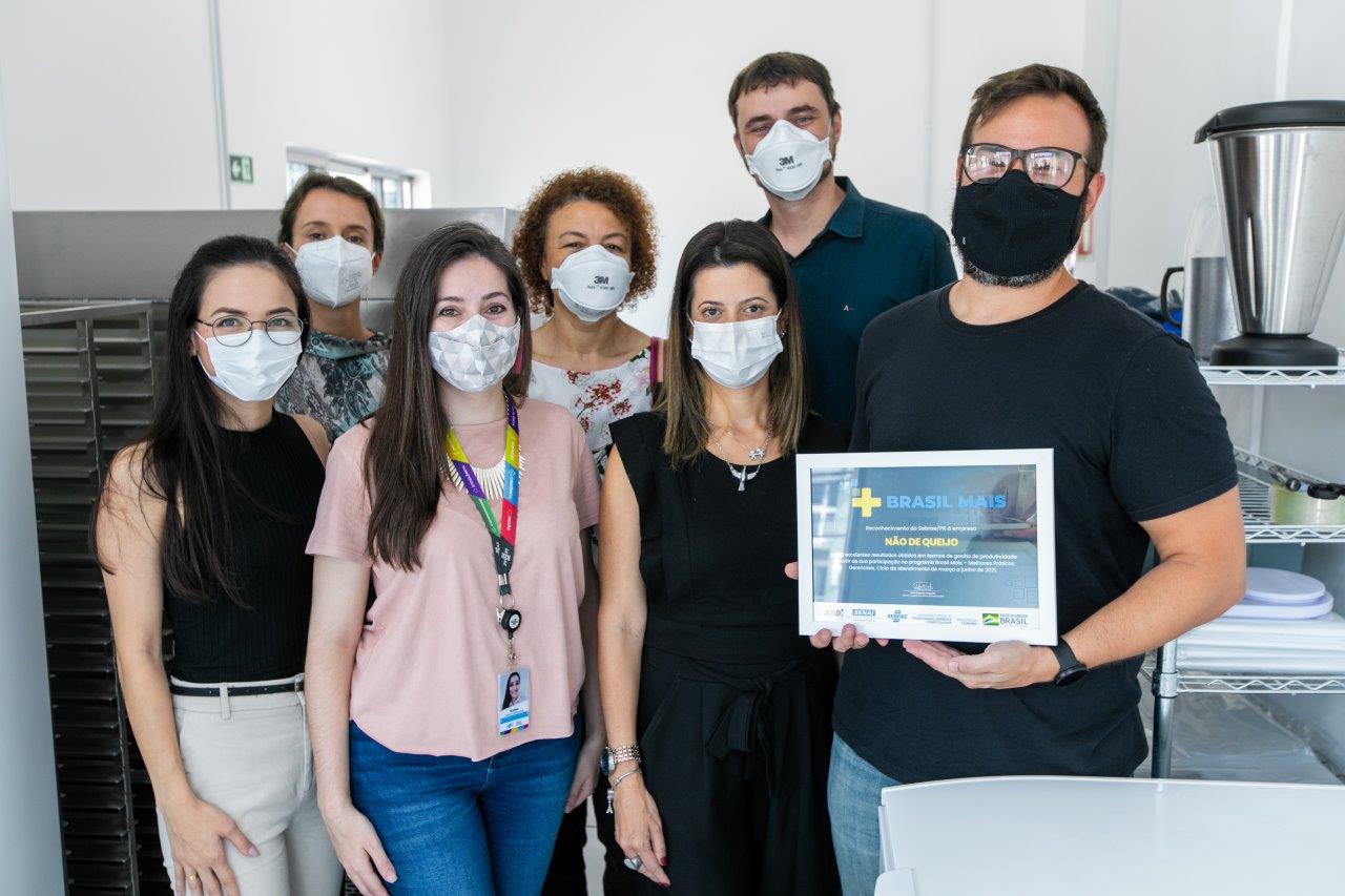 Na empresa N&atilde;o de Queijo, o empres&aacute;rio Paulo Pereira (com o certificado) recebe a visita do Minist&eacute;rio e Sebrae