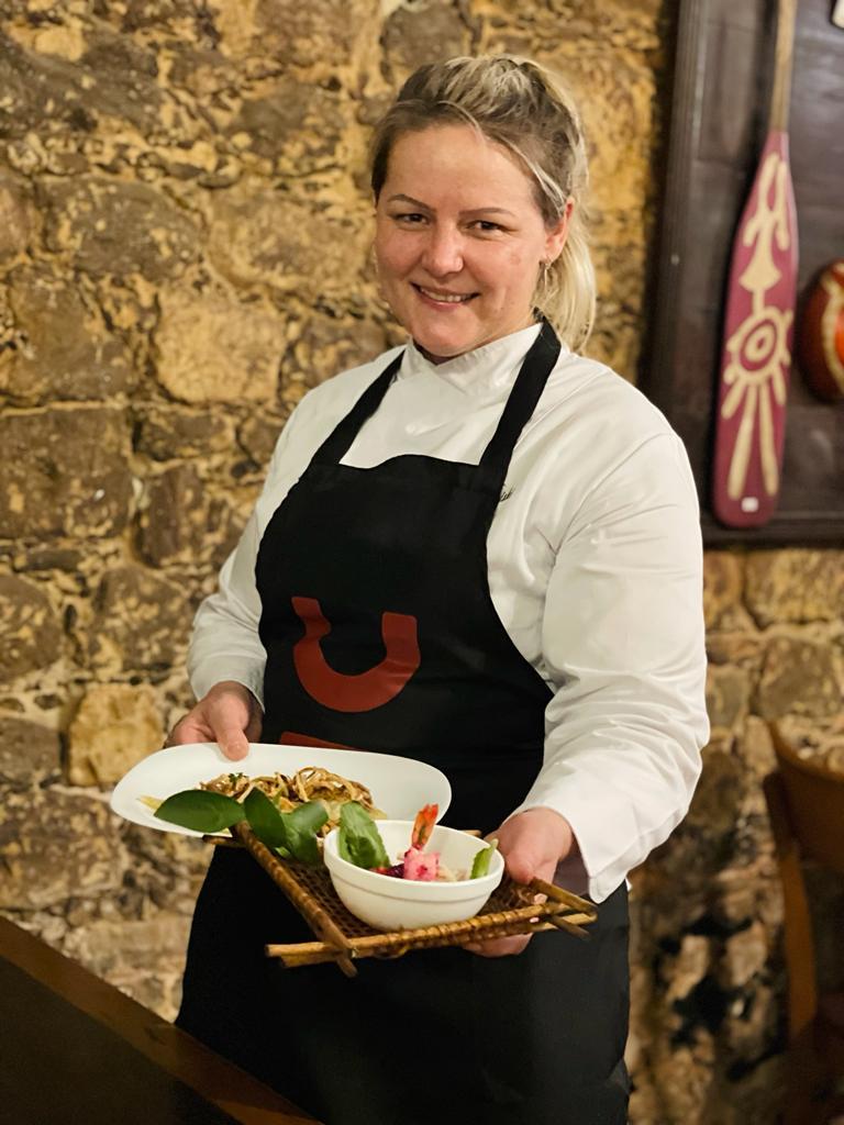 Chef Vania Krekniski com pratos elaborados com produtos do Paran&aacute; e do Par&aacute;. &Agrave; direita, prato feito com camar&atilde;o, calda de tapereb&aacute;, palmito, a&ccedil;a&iacute; , frutas da regi&atilde;o e melado. &Agrave; esquerda, temos o varenyky recheado com mani&ccedil;oba, molho de porco e buti&aacute; 